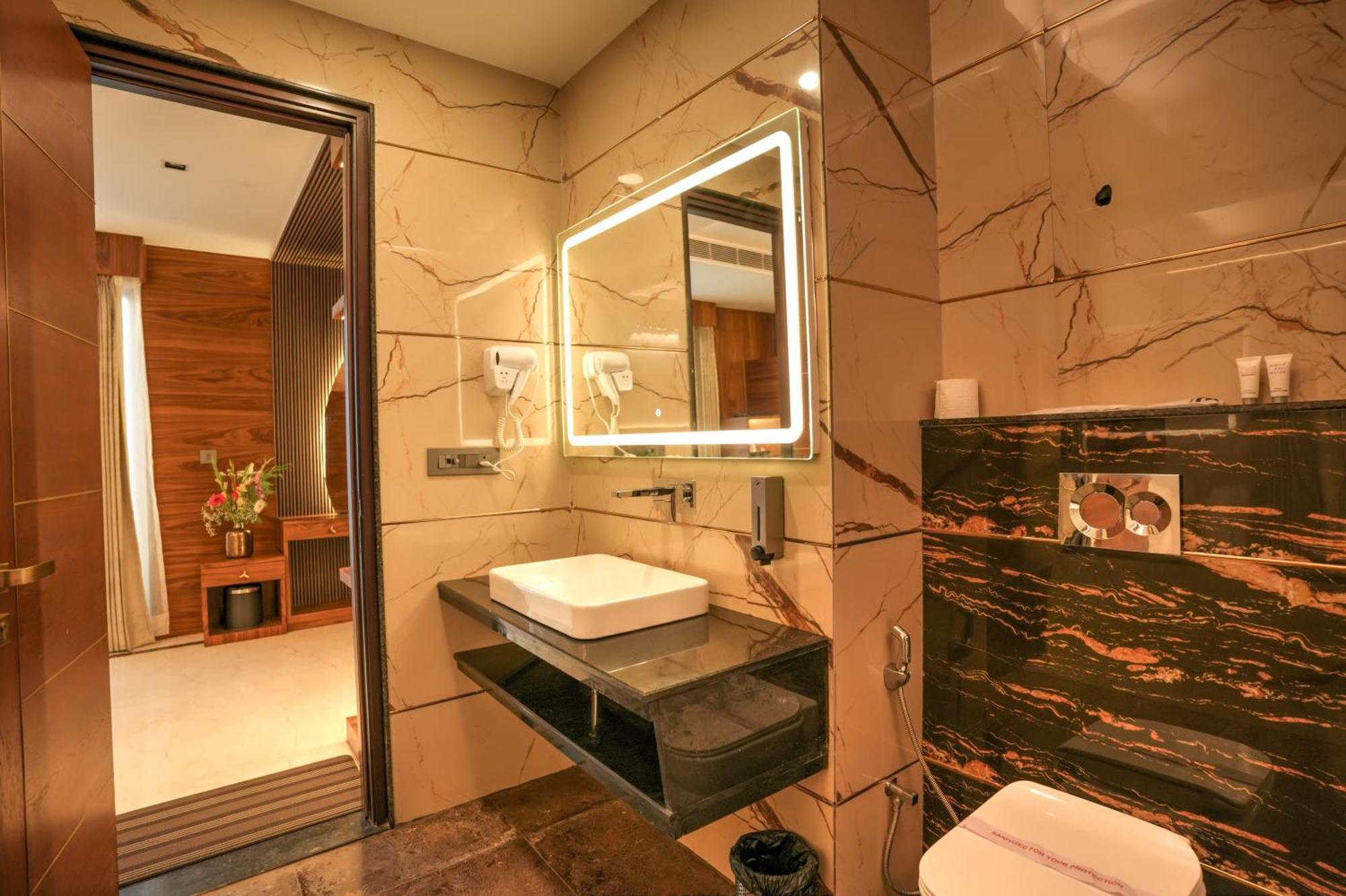 Rj Hotel - Managed By Atithi House グレーター・ノイダ エクステリア 写真