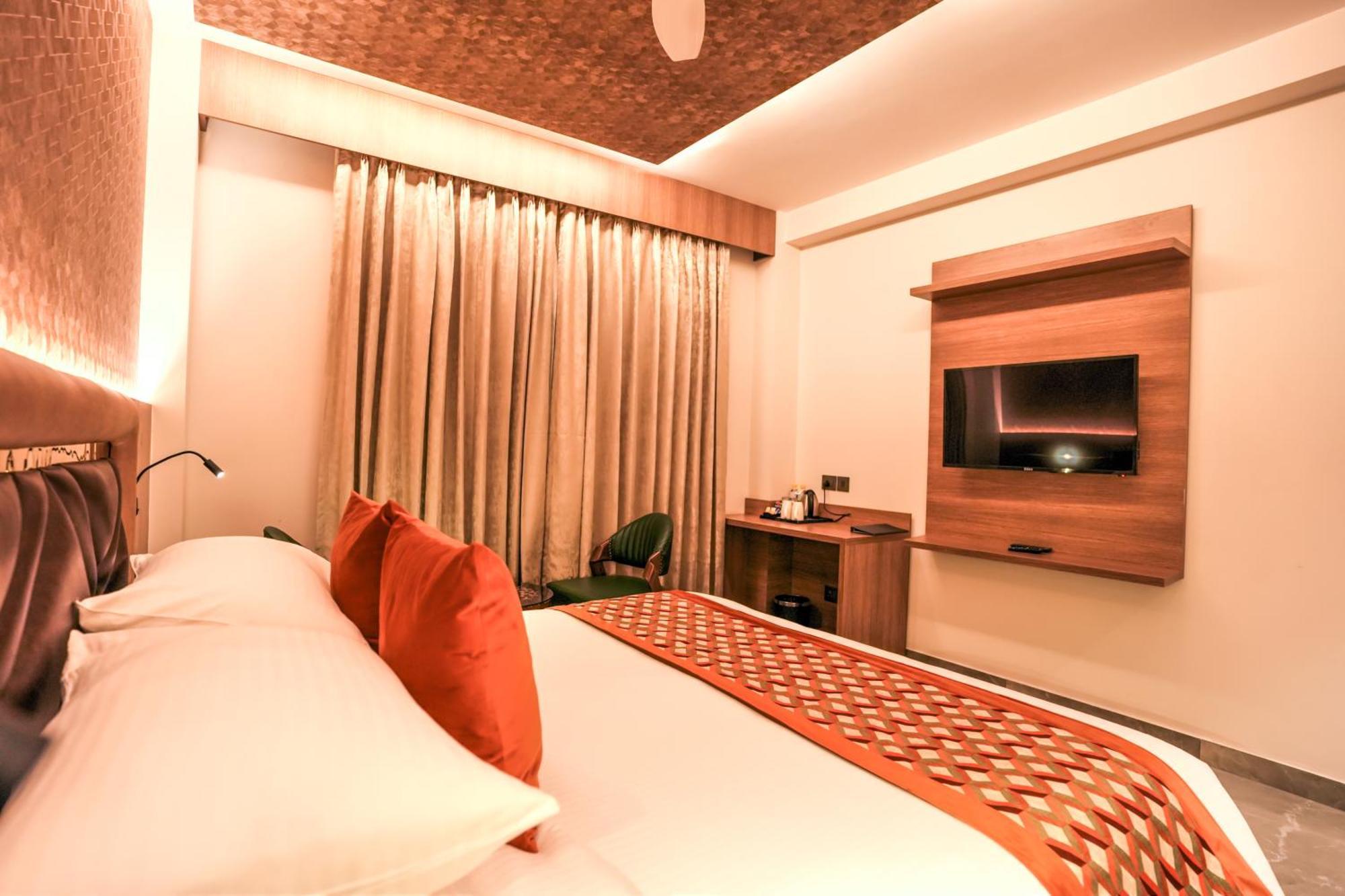 Rj Hotel - Managed By Atithi House グレーター・ノイダ エクステリア 写真