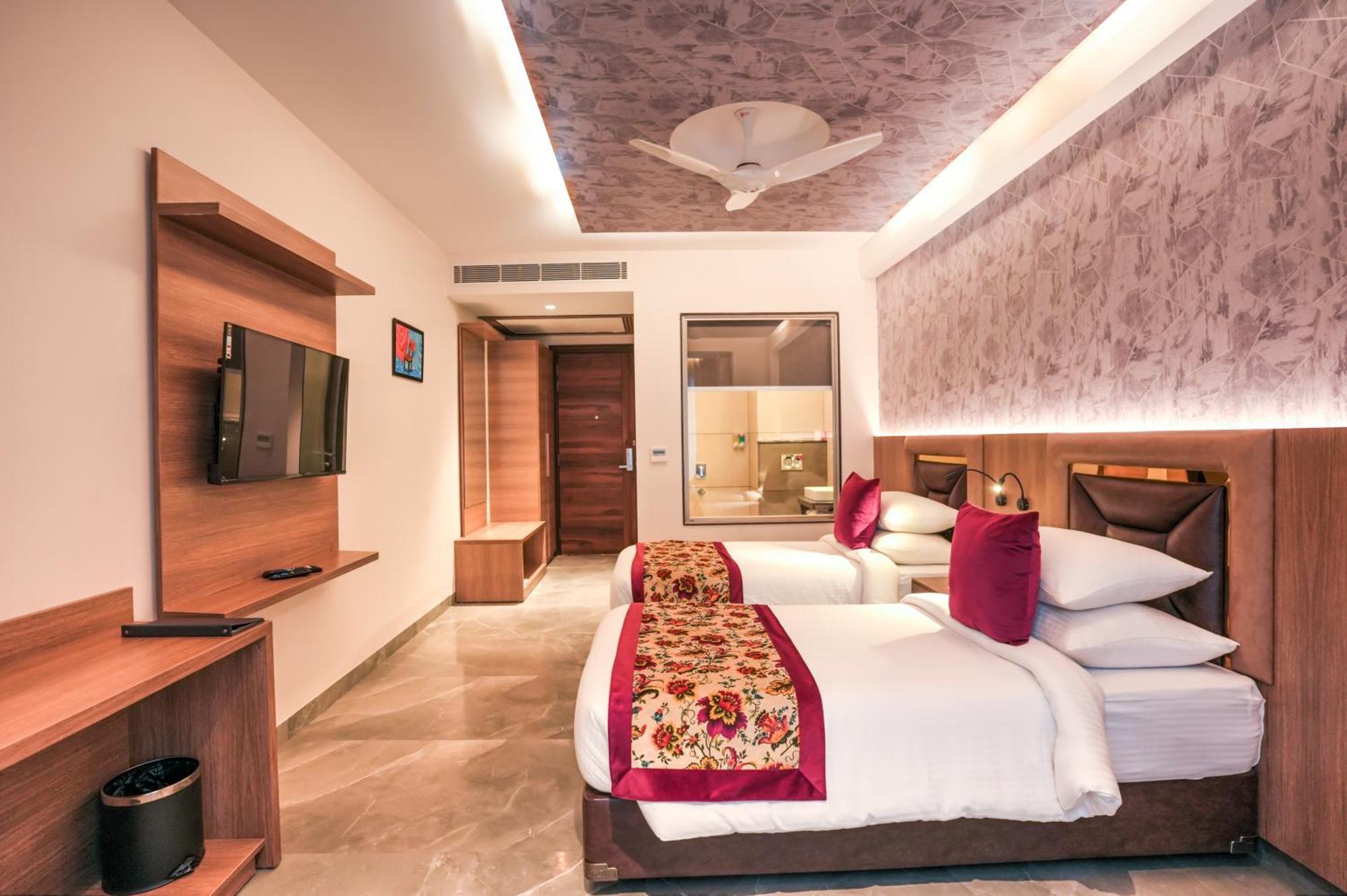 Rj Hotel - Managed By Atithi House グレーター・ノイダ エクステリア 写真