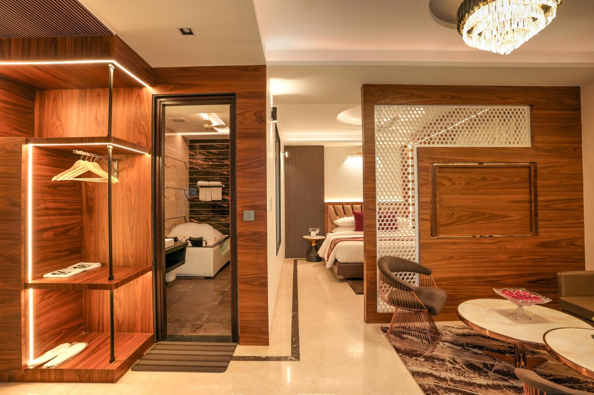Rj Hotel - Managed By Atithi House グレーター・ノイダ エクステリア 写真