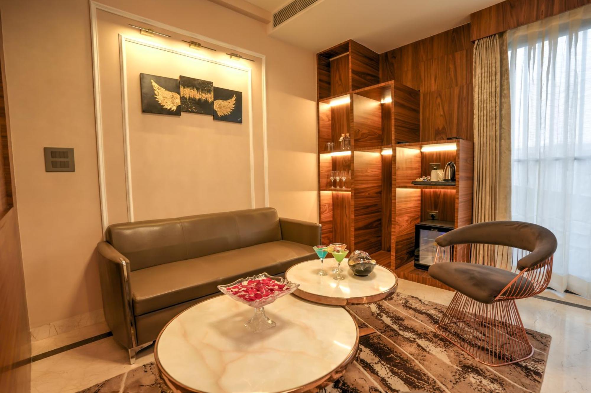 Rj Hotel - Managed By Atithi House グレーター・ノイダ エクステリア 写真