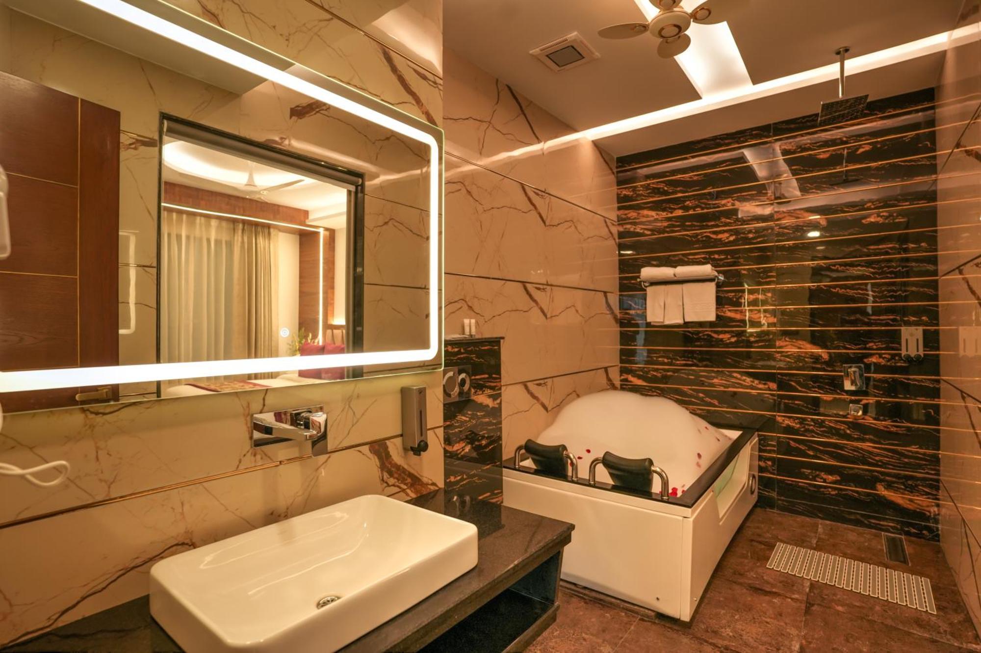 Rj Hotel - Managed By Atithi House グレーター・ノイダ エクステリア 写真